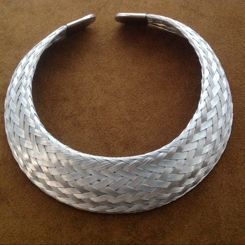 Flexible silver tone woven vintage collar